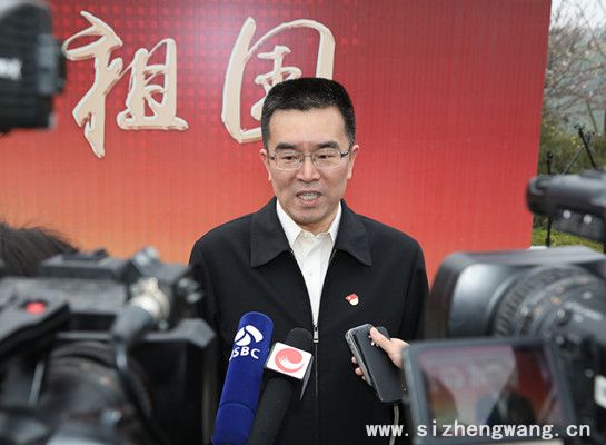 中国药科大学党委书记金能明接受媒体记者采访